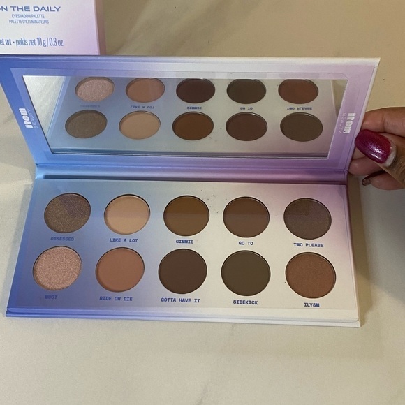 Item Beauty by Addison Rae On The Daily eyeshadow palette - Picture 2 of 2